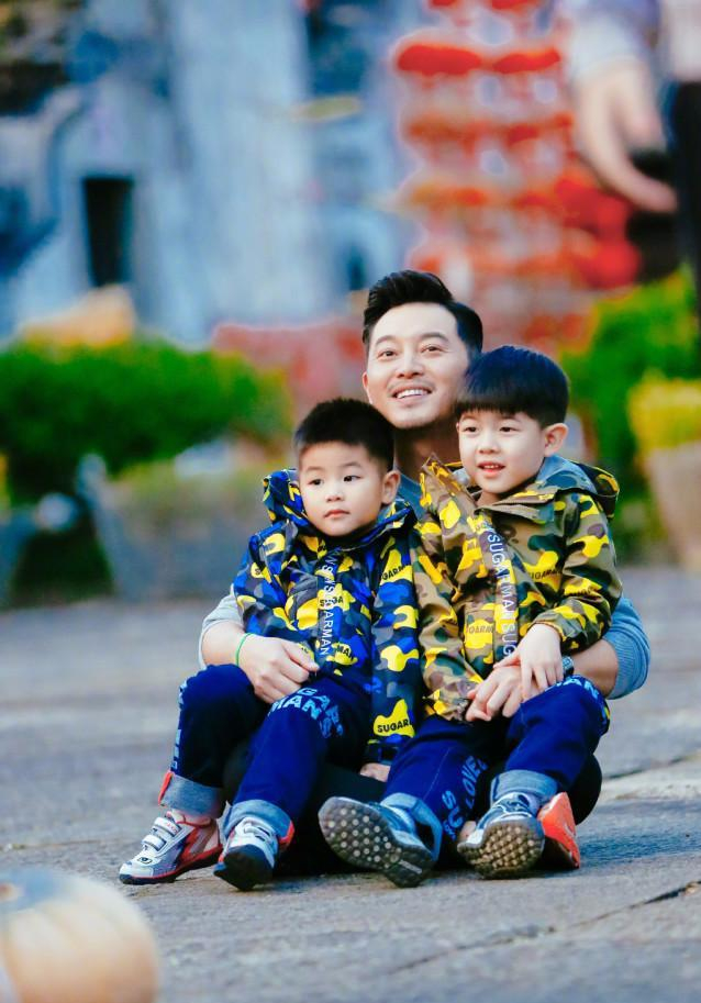 胡可又晒小鱼儿萌照,对着镜头比耶可爱又喜感,"翘臀"十分婀娜