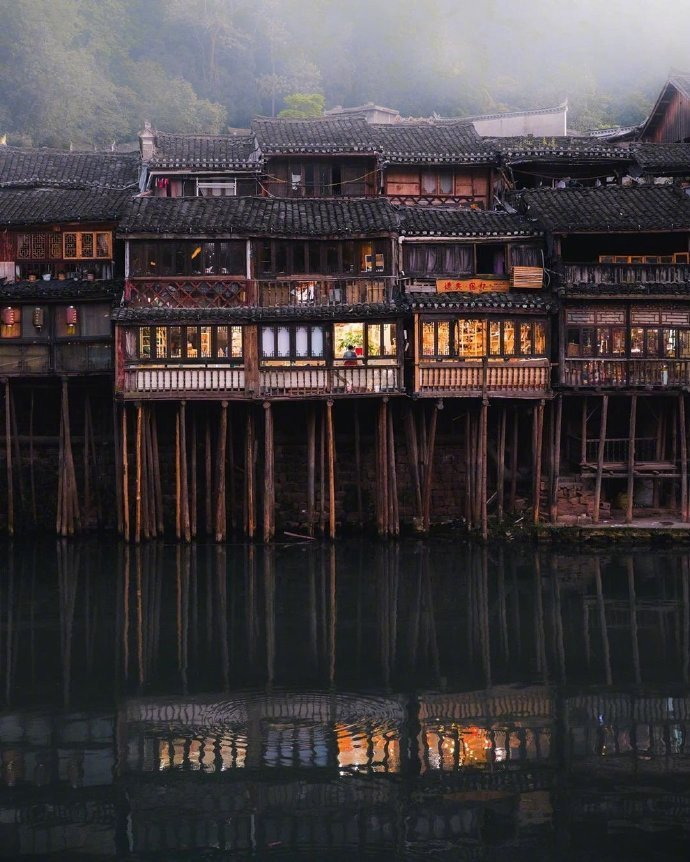 旧时茅店社林边,路转溪桥忽见