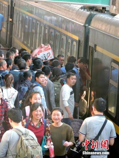 　　资料图：火车站迎来客流高峰。 邓良奎 摄&nbsp;&nbsp;