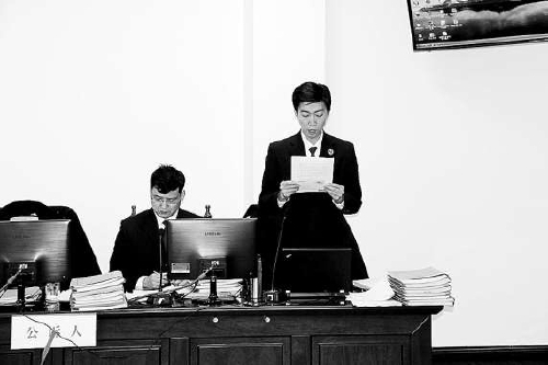 公诉人宣读起诉书