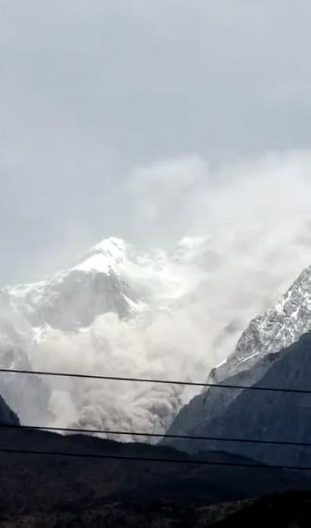  玉龙雪山山体岩石崩塌，局部区域伴随产生尘雾。云南网 图