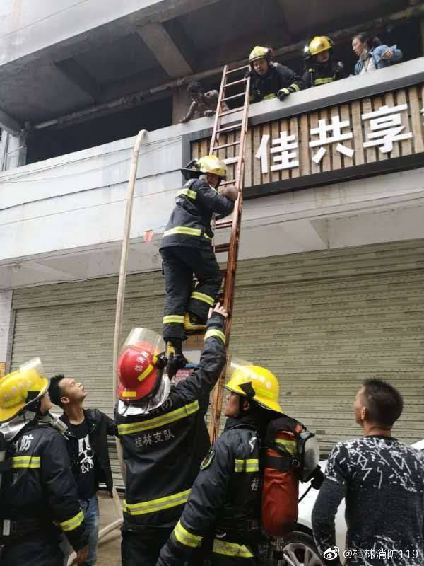 　消防人员正在救援 本文图片均来自桂林市消防救援支官方微博@桂林消防119