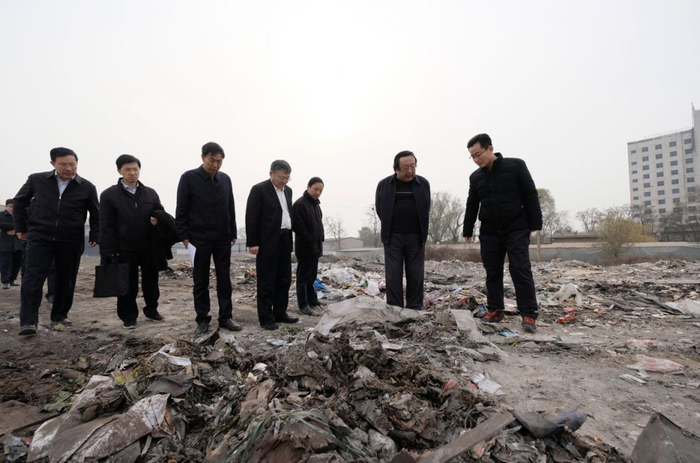 中央第二生态环境保护督察组在太原市潇河岸边检查废渣堆存情况。图源：中央生态环保督察组