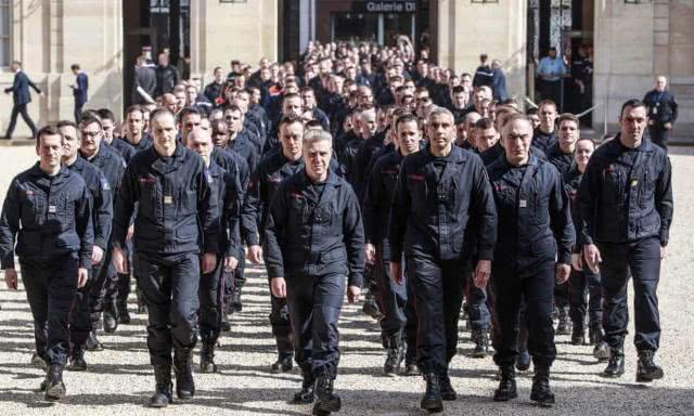  巴黎圣母院大火消防员进入爱丽舍宫接受表彰