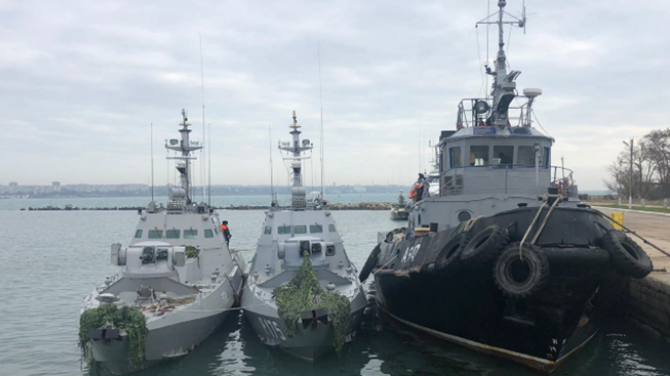 　　▲2018年11月26日，乌克兰海军5艘船只未经俄方许可试图穿越刻赤海峡，被俄方暂扣。&nbsp; 图/新京报网。