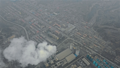 　　从空中俯瞰，坐落在交口县回龙乡的信发铝厂塔库林立、管道横亘、蒸汽弥漫。 　　新京报首席记者陈杰&nbsp;摄