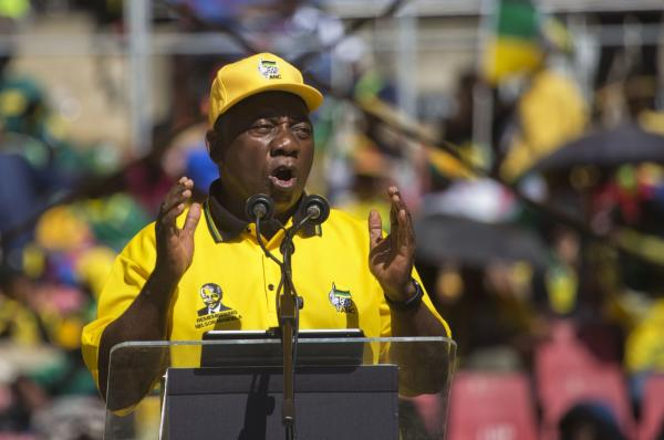 　　5月5日，在南非约翰内斯堡，执政党非洲人国民大会（非国大）主席、南非现任总统西里尔·拉马福萨在竞选集会上讲话。 新华社 图