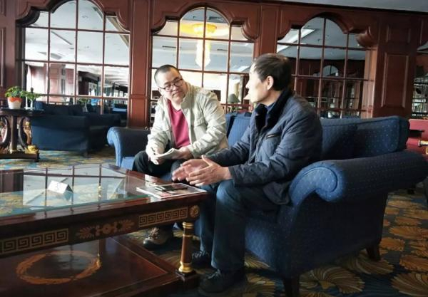 　　原铁西分局刑警支队支队长李春宝（右）对记者说，案子破了，在心里压了25年的负担彻底放下了。 本文图片 受访者提供