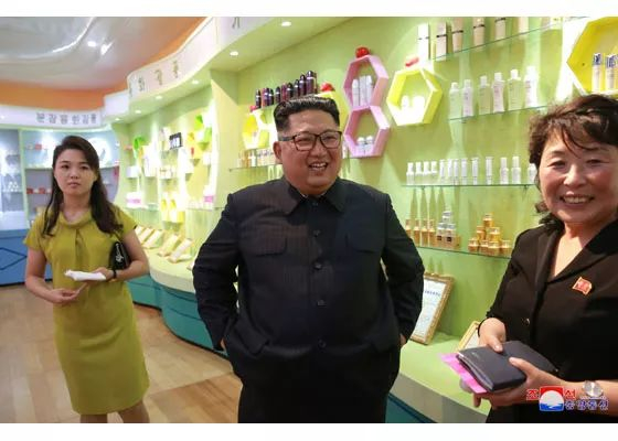 2018年7月，金正恩携夫人视察新义州化妆品工厂。图片来源：朝鲜《劳动新闻》