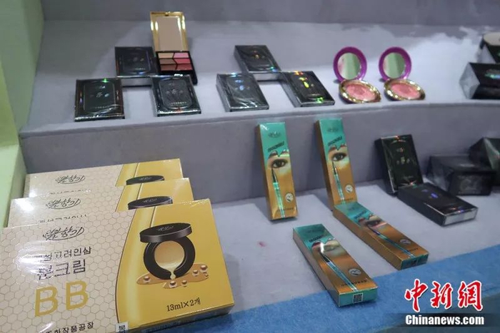 新义州化妆品厂推出的一系列彩妆新品，左下角是工厂首款气垫BB霜。中新网记者 邱宇摄