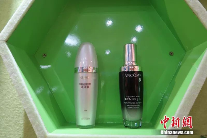 　　2019年4月，新义州化妆品厂样品展厅，朝鲜春香牌精华液和法国兰蔻小黑瓶精华肌底液被并排展示。中新网记者 邱宇 摄