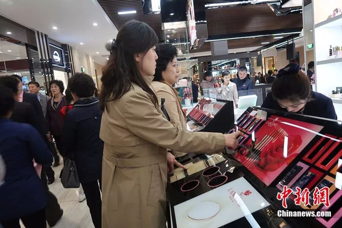2019年4月，几名朝鲜女性在新开业的大城百货商店外国化妆品柜台前咨询。中新网 邱宇 摄