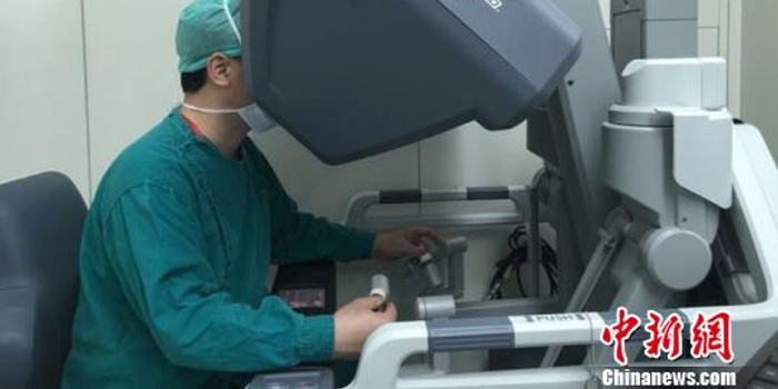 广州70多岁壶腹部肿瘤患者施行机器人手术_手