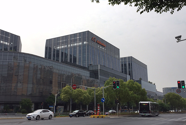 　　“阿里中心·上海虹桥”南靠润虹路、北临淮虹路、西接申长路，三面贯通，建筑面积13.1万平方米，由4栋塔楼和商业裙房组成。 澎湃新闻记者 俞凯 摄