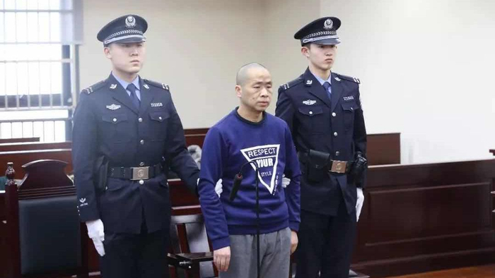 邹某在法庭接受审理。法院供图