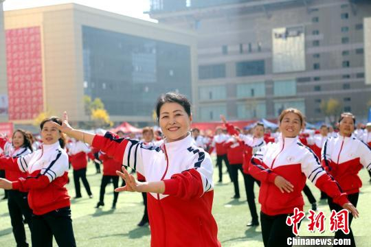 图为全民健身操舞展演。　马铭言 摄