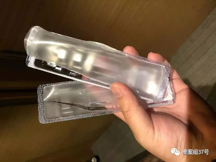 ▲汪女士在环亚佐敦店门口垃圾桶内找到了未标明MSD商标的疫苗胶套。 受访者供图