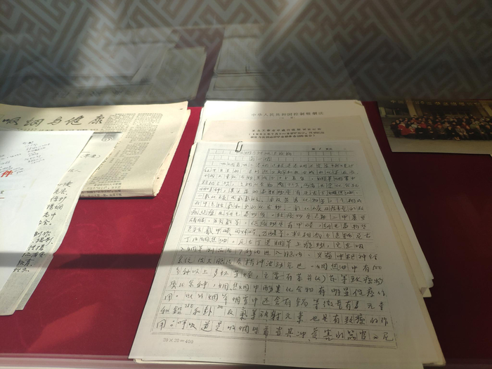 昨日，朝阳医院展出的翁心植生前亲笔信。摄影/新京报记者 戴轩