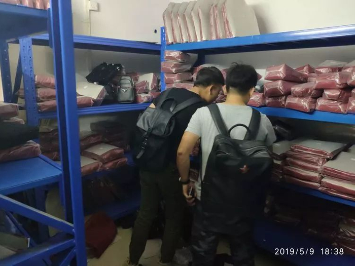 执法人员查获一制假工厂&nbsp; &nbsp;图片来源：广州白云发布微信公众号