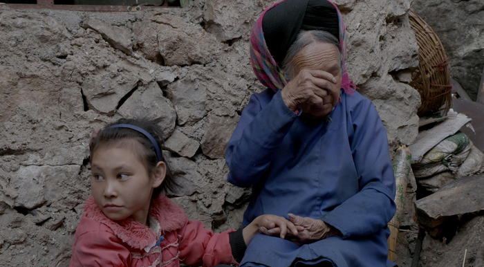 　　4 月28 日一早，91 岁的何莲美拉着9 岁的卯米会，止不住地流了眼泪。卯米会搬到县城后，将来或许只有寒暑假回来。老人说，进城好，孩子上学就不苦了。