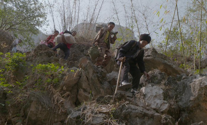 　　4 月28 日上午，卯昌富一家人背着行李，顺着寨子里的小陡坡，走到大石头组牛栏江岸的溜索点，准备溜索过江。