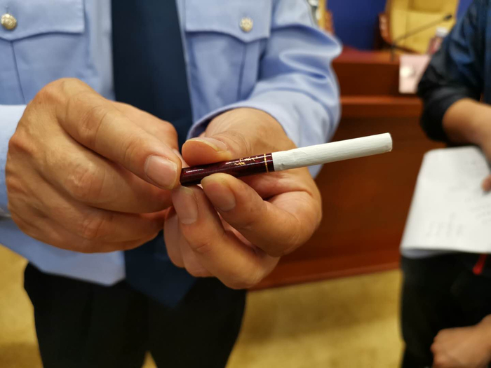 专案组成员介绍制假团伙先批量制作假烟“白条”，然后贴牌售卖。澎湃新闻记者 谭君 图