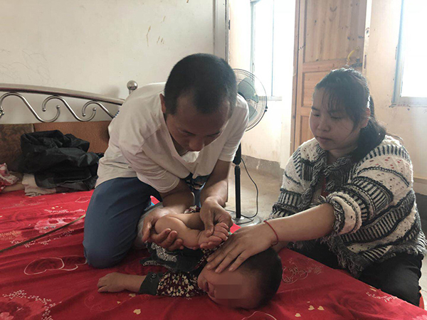 每天做康复操时，桐桐都会因为疼痛大声哭闹。澎湃新闻记者 陈雷柱 图