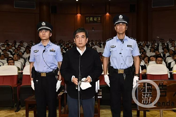  庭审中的辛耀峰。