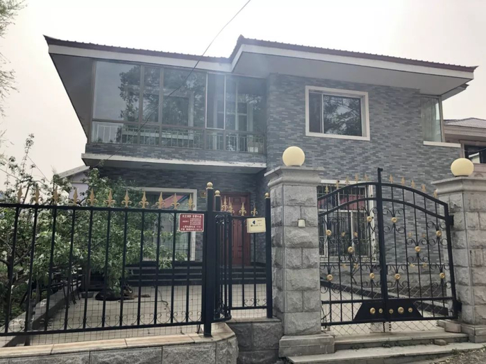 　　2019年5月16日，程鹏位于牡丹江市的北山别墅，两层别墅都拉着窗帘，大门紧闭，院子里趴着一只藏獒。新京报记者王瑞锋 摄