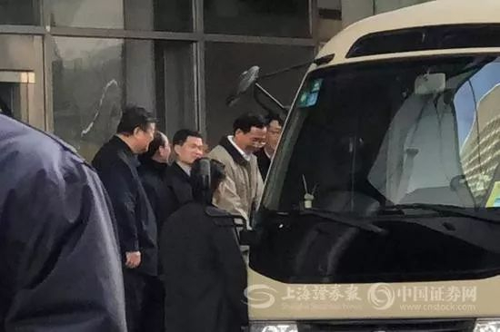 证监会前主席刘士余表情轻松（图右二为刘士余）