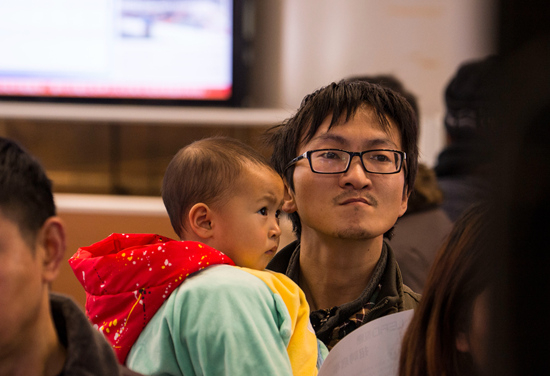 　　2017年2月1日，江苏省南通市海安县，一场人力资源交流洽谈会上的求职者&nbsp;视觉中国供图（资料图片）