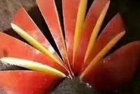 特朗普为何打压华为 中国外交官:它把苹果切成了碎片