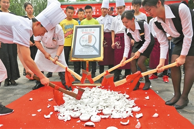 2015年6月，为响应禁烟令，北京一餐厅将上百个陶瓷烟灰缸集中销毁。新京报记者 浦峰 摄