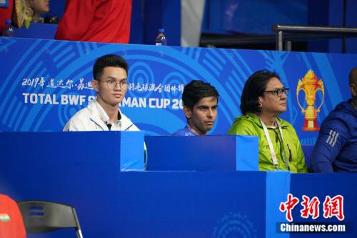 尼泊尔队队员关注场上的比赛。