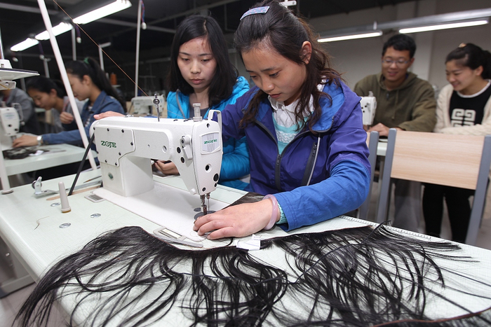 许昌的假发制造行业 图自视觉中国