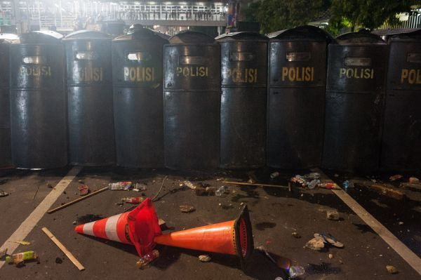  ▲5月22日，在印度尼西亚首都雅加达，警察在选举监督机构外执勤。 （新华社）