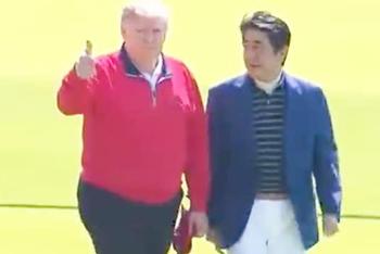 安倍陪特朗普打高尔夫看相扑
