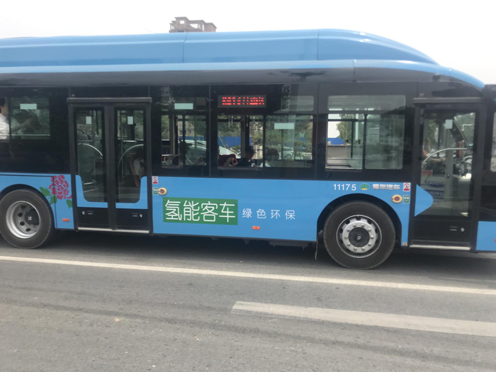 南阳市内的氢燃料公交车。新京报记者 庞礴 摄