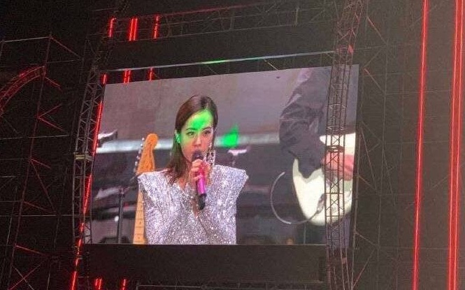 蔡依林演唱会上被激光笔照眼睛。