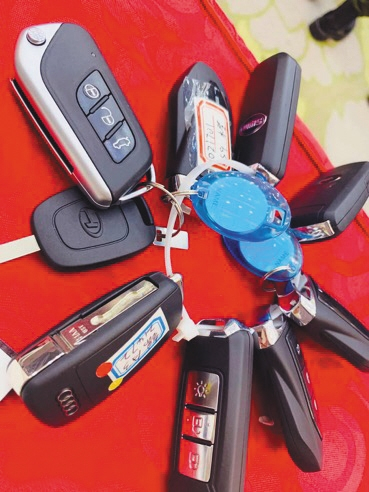 福报人生展示即将拿来抽奖的车钥匙。内部人士称这些都是设好的局。