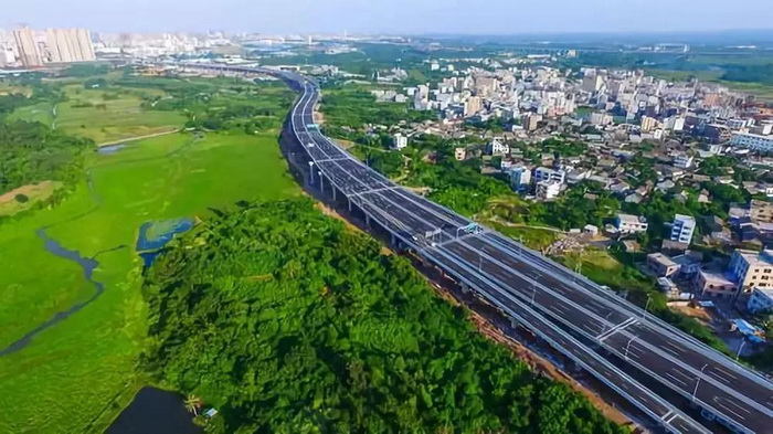 我省不断完善住房保障和供应体系，图为海秀快速路主桥。&nbsp; 张茂 摄