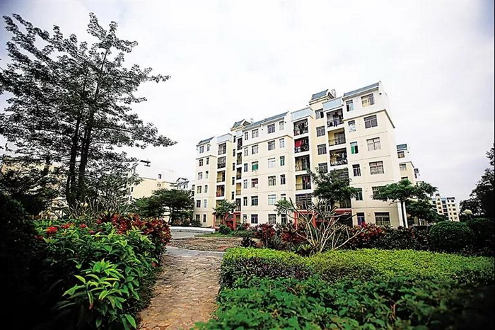 在万宁市惠安居廉租房小区，搬迁入住的百姓在新环境里感受生活的改变。  海南日报 图
