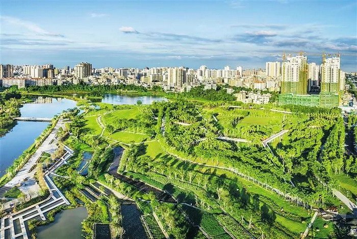 　海口美舍河凤翔湿地公园四周被居民区环绕，满足了居民游览、休闲、文化、健身等一系列宜居功能。  李幸璜 摄