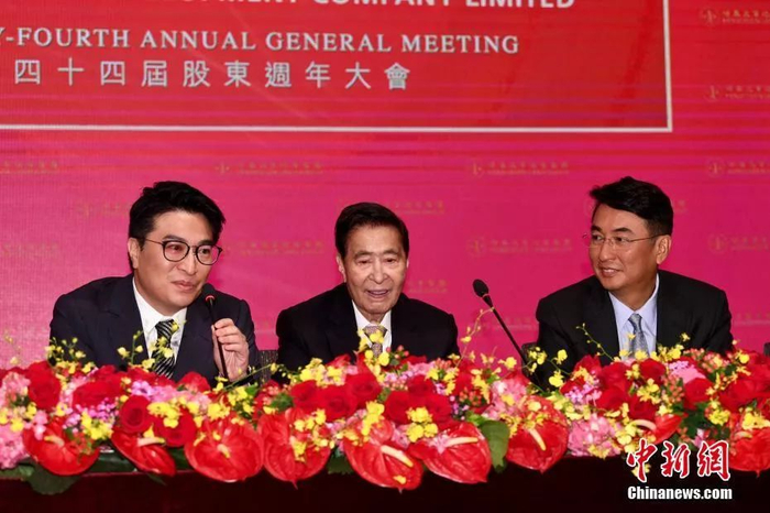 恒基地产创办人李兆基（中）与儿子李家杰（右）和李家诚（左）。中新社记者 李志华 摄