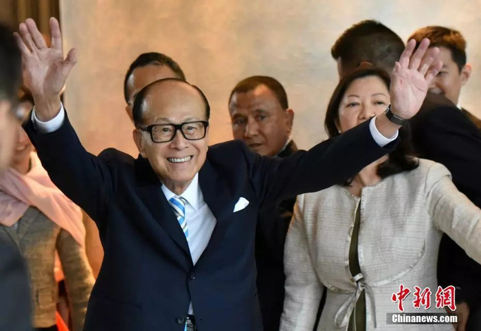 资料图：退休的李嘉诚向媒体记者挥手告别。中新社记者 张炜 摄