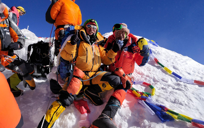 范波（右）最终成功登顶珠峰。范波供图