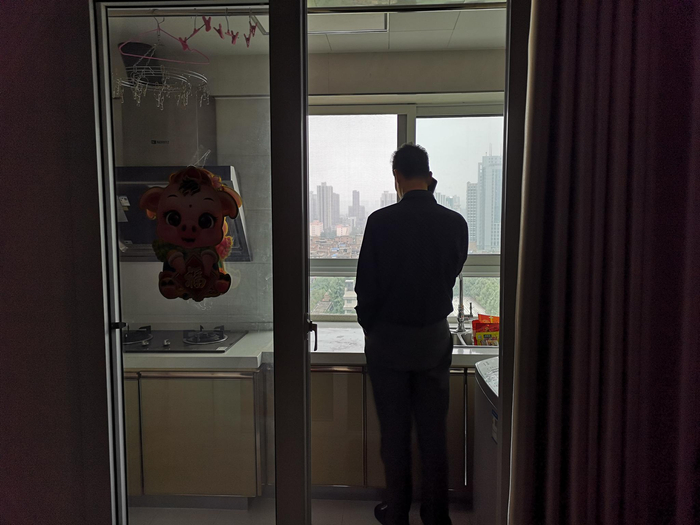 西安疑因网贷自杀女孩的父亲，搬到了女儿生前的出租屋，寻找女儿自杀的真想。新京报记者 周小琪 摄