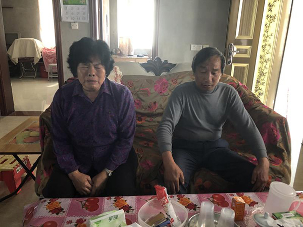 林青华父母盼望着儿子早日归来。