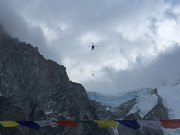 遇上紧急情况，直升机帮忙救援。