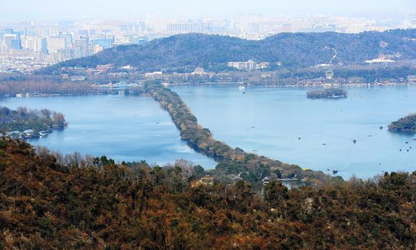 　　苏东坡曾经两次在杭州西湖做官。苏堤就是他主持修建的，从西湖南岸南屏山麓，到西湖北岸栖霞岭，全长近三公里。长堤卧波，给西湖增添了一道妩媚的风景线。&nbsp; 视觉中国 资料图